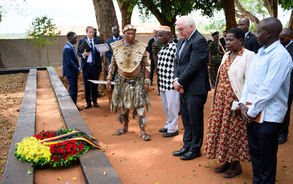 01.11.2023, Tansania, Songea: Bundespräsident Frank-Walter Steinmeier legt zusammen mit Nachfahren der Helden des Maji-Maji-Krieges am Denkmal im Memorial Park von Songea einen Kranz nieder. Steinmeier beendete seine Tansania-Reise am Mittwoch mit einem Beitrag zur Aufarbeitung der deutschen Kolonialvergangenheit und traf in Songea Familien, deren Vorfahren in einem brutal geführten Krieg in der Kolonie Deutsch-Ostafrika gestorben sind. Foto: Bernd von Jutrczenka/dpa +++ dpa-Bildfunk +++