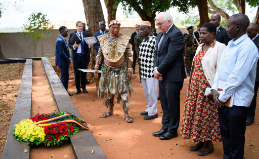 01.11.2023, Tansania, Songea: Bundespräsident Frank-Walter Steinmeier legt zusammen mit Nachfahren der Helden des Maji-Maji-Krieges am Denkmal im Memorial Park von Songea einen Kranz nieder. Steinmeier beendete seine Tansania-Reise am Mittwoch mit einem Beitrag zur Aufarbeitung der deutschen Kolonialvergangenheit und traf in Songea Familien, deren Vorfahren in einem brutal geführten Krieg in der Kolonie Deutsch-Ostafrika gestorben sind. Foto: Bernd von Jutrczenka/dpa +++ dpa-Bildfunk +++