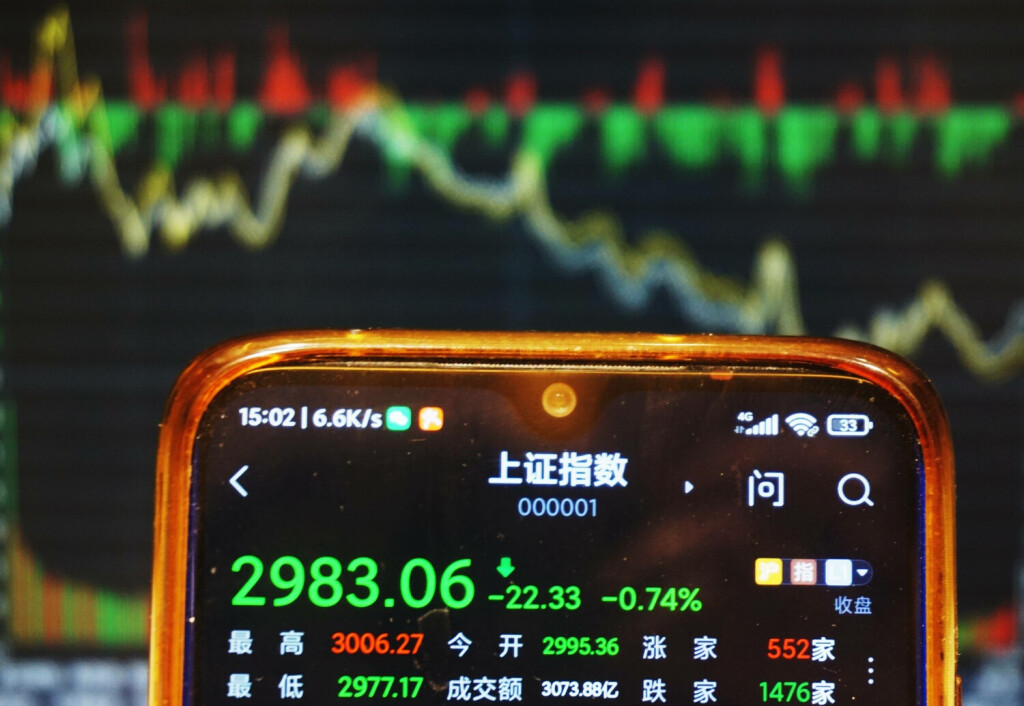 Shanghai Composite Index Falling Below 3,000 Points HANGZHOU, CHINA - OCTOBER 20, 2023 - A mobile phone shows the Shanghai Composite Index falling below 3,000 points,Hangzhou, Zhejiang, China, October 20, 2023. Hangzhou Zhejiang China PUBLICATIONxNOTxINxFRA Copyright: xCFOTOx originalFilename: cfoto-shanghai231020_npXuP.jpg