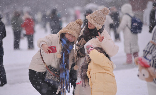 Frauen machen ein Selfie im Schnee am 22. November 2023 in Harbin, Provinz Heilongjiang, China. Xiaoxue oder Kleiner Schnee, der 20. solare Term des chinesischen Mondkalenders, fällt in diesem Jahr auf den 22. November.