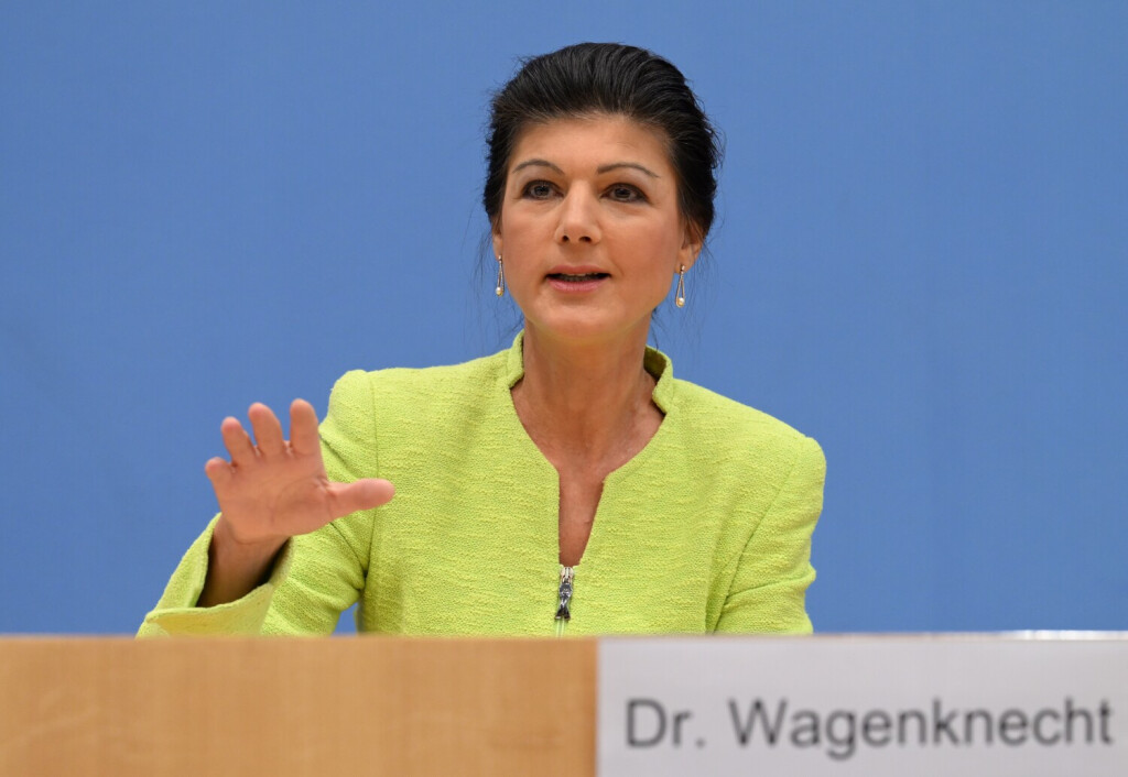 ARCHIV - 23.10.2023, Berlin: Politikerin Sahra Wagenknecht spricht während der Pressekonferenz zur Gründung des Vereins «Bündnis Sahra Wagenknecht - Für Vernunft und Gerechtigkeit». (zu dpa: «SPD-Fraktionschef wegen Wagenknecht offen für Linke-Übertritte») Foto: Soeren Stache/dpa +++ dpa-Bildfunk +++