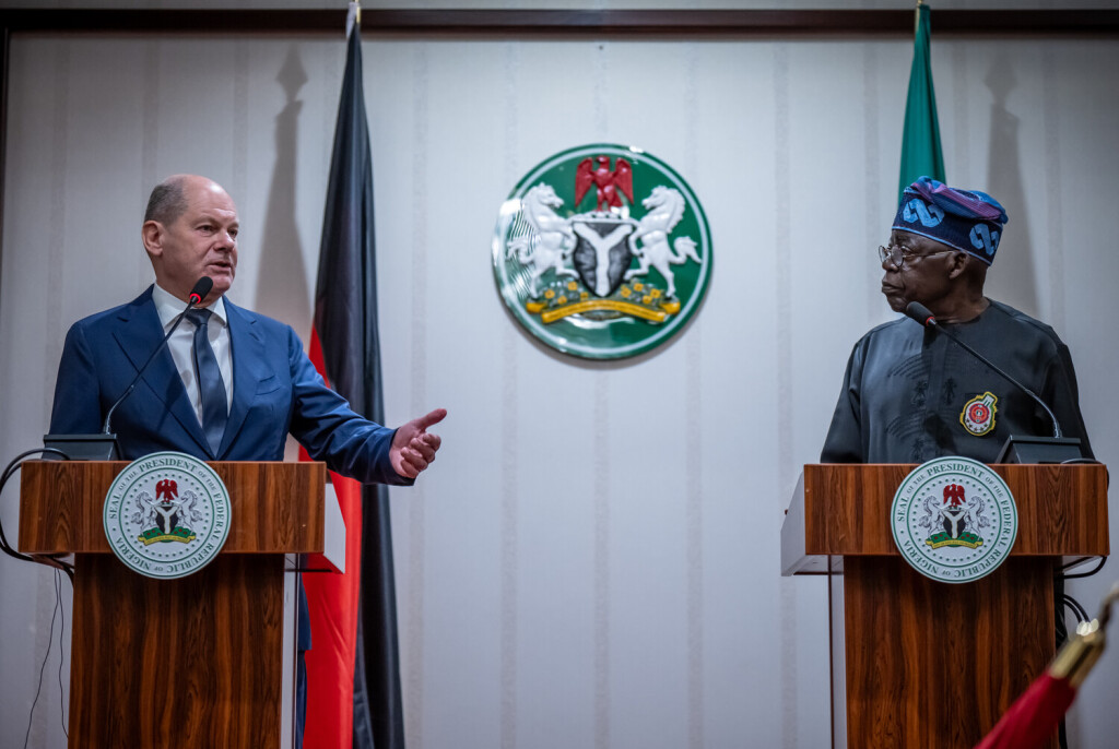 29.10.2023, Nigeria, Abuja: Bundeskanzler Olaf Scholz (SPD) nimmt neben Bola Tinubu, Präsident von Nigeria, an einer Pressekonferenz im State House teil. Scholz ist auf seiner dritten größeren Afrika-Reise in den knapp zwei Jahren seit seiner Vereidigung. Mit Nigeria besucht er nun das bevölkerungsreichste und wirtschaftsstärkste Land des Kontinents. Foto: Michael Kappeler/dpa +++ dpa-Bildfunk +++