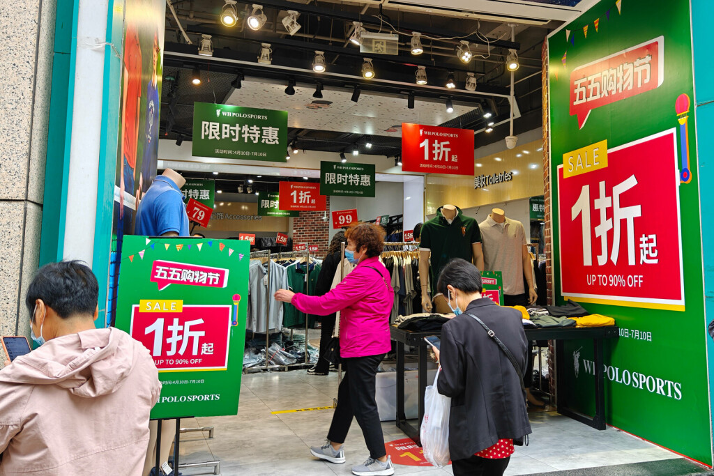 Shopping Festival Popolar In Shanghai SHANGHAI, CHINA - MAY 19, 2023 - A promotional advertisement of 10 percent off is displayed at a clothing store in Shanghai, China, May 19, 2023. As the first large-scale comprehensive consumption festival in China initiated by Shanghai in 2020, WUWU Shopping Festival has become a name card of Shanghai to accelerate the construction of an international consumption center city, and also an effective way to promote consumption recovery and stimulate consumption potential. Shanghai Shanghai China PUBLICATIONxNOTxINxFRA Copyright: xWangxGangx/xCFOTOx originalFilename: cfoto-shopping230519_npH2v.jpg
