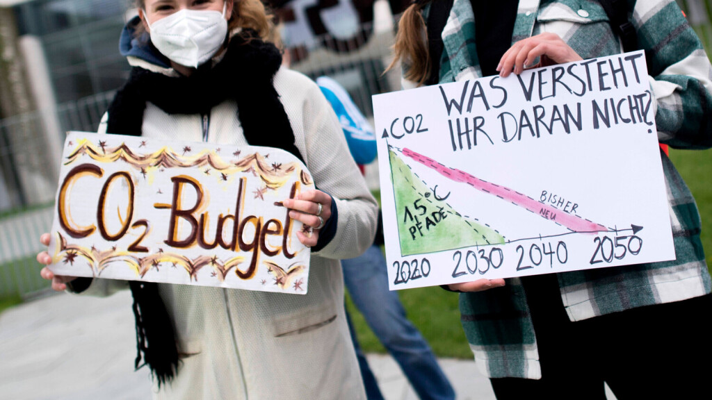 Luisa Neubauer mit Schild CO2 Budget und Aktivisten bei einer Menschenkette mit Plakat Was Versteht Ihr Daran Nicht CO2 fuer die Durchsetzung der Pariser Klimakonferenz und fuer die Einhaltung des 1,5 Grad Limits auf der Kundgebung auf der Demonstration von Schuelerinnen und Schueler der weltweiten Bewegung FridaysForFuture unter dem Motto In 15 Jahren Auf Null vor dem Kanzleramt in Berlin.
