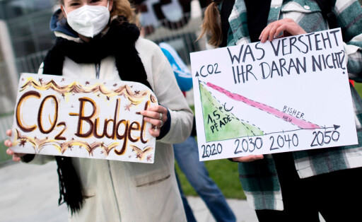 Luisa Neubauer mit Schild CO2 Budget und Aktivisten bei einer Menschenkette mit Plakat Was Versteht Ihr Daran Nicht CO2 fuer die Durchsetzung der Pariser Klimakonferenz und fuer die Einhaltung des 1,5 Grad Limits auf der Kundgebung auf der Demonstration von Schuelerinnen und Schueler der weltweiten Bewegung FridaysForFuture unter dem Motto In 15 Jahren Auf Null vor dem Kanzleramt in Berlin.