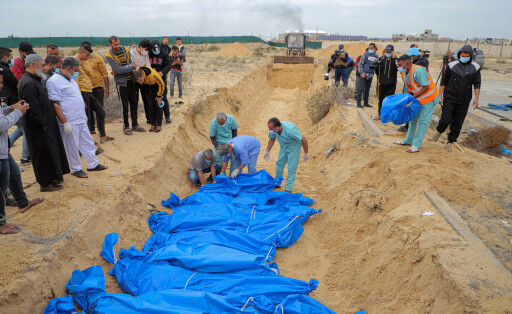 News Bilder des Tages (231122) -- GAZA, Nov. 22, 2023 -- Palestinian workers establish a mass grave for the victims insi