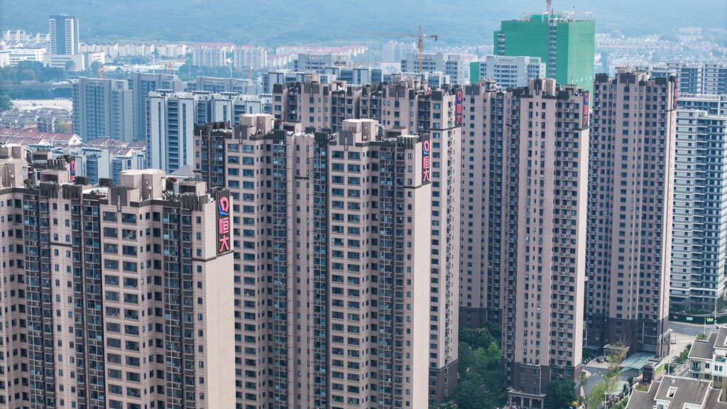 An Evergrande Residential Complex in Nanjing NANJING, CHINA - OCTOBER 25, 2023 - Aerial photo shows an Evergrande residential complex in Nanjing, Jiangsu Province, China, Oct 25, 2023. As of afternoon Beijing time, Evergrande shares were trading at just HK $0.23. Evergrande s shares have fallen 86 per cent since they resumed trading in late August. Nanjing Jiangsu China PUBLICATIONxNOTxINxFRA Copyright: xCFOTOx originalFilename: cfoto-anevergr231025_npbeI.jpg