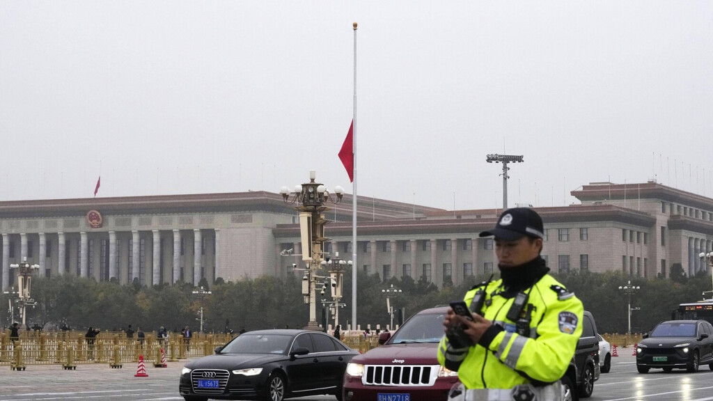 China mourns death of ex-Premier Li The Chinese national flag is flown at half-mast in Tiananmen Square in Beijing on Nov. 2, 2023, to mourn the death of former Chinese Premier Li Keqiang. PUBLICATIONxINxAUTxBELxBIHxBULxCZExDENxESTxFINxFRAxGEOxGERxGRExHUNxISLxIRLxITAxLATxLTUxLUXxLIExMKDxNORxPORxPOLxROUxSVKxSUIxSRBxSLOxESPxTURxUKxUAExONLY A14AA0002089903P