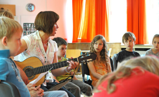 Musikunterricht am 2.7.2012 in einer dritten Klasse der Evangelischen Waldschule Eichelkamp in Wolfsburg (Niedersachsen) DER ABDRUCK DES EPD-FOTOS IST HONORARPFLICHTIG! Evangelische Grundschule in Wolfsburg xsp x0x 2012 quer Bewegung Bildung evangelisch Evangelische_Schule Gitarre Glaube Kind Kinder konfessionell Musik Religionen Schule Singen Unterricht
59715890 Date 02 07 2012 Copyright Imago epd Music lessons at 2 7 2012 in a third Class the Protestant Forest school in Wolfsburg Lower Saxony the Imprint the epd Photos is Protestant Primary school in Wolfsburg xsp x0x 2012 horizontal Movement Education Protestant Guitar Faith Child Children confessional Music Religions School Singing Teaching