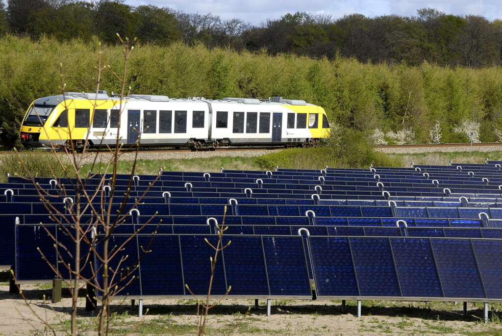 Dänemarks größter Solarenergiepark mit der U-Bahn-Station Vibehuse in Hundested