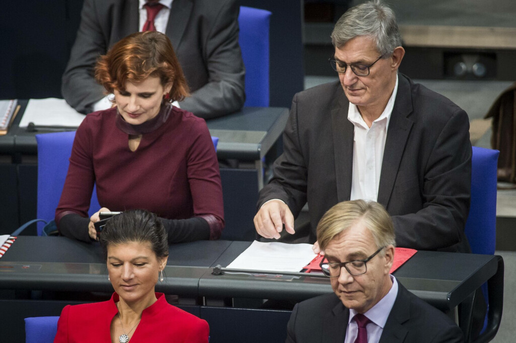 Die Fraktionsvorsitzenden von Die Linke Sahra Wagenknecht (vorne L) und Dietmar Bartsch (vorne R), sowie die Parteivorsitzenden Katja Kipping (hinten L) und Bernd Riexinger (hinten R), aufgenommen im Rahmen der Konstituierenden Sitzung vom 19. Deutschen Bundestag in Berlin, 24.10.2017. Berlin Deutschland *** the Group chairman from the Left Sahra Wagenknecht front l and Dietmar Bartsch front r and the Party chairman Katja Kipping rear l and Bernd Riexinger rear r Date in Frame the constituent Meeting of 19 German Bundestag in Berlin 24 10 2017 Berlin Germany PUBLICATIONxINxGERxSUIxAUTxONLY Copyright: xFlorianxGaertner/photothek.netx