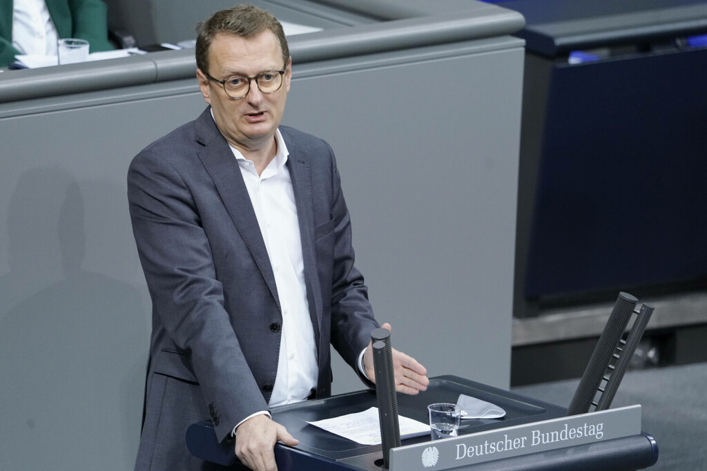 Deutscher Bundestag 195. Sitzung Plenum und Debatte Aktuell, 26.11.2020, Berlin, Oliver Kaczmarek im Portrait bei seiner
