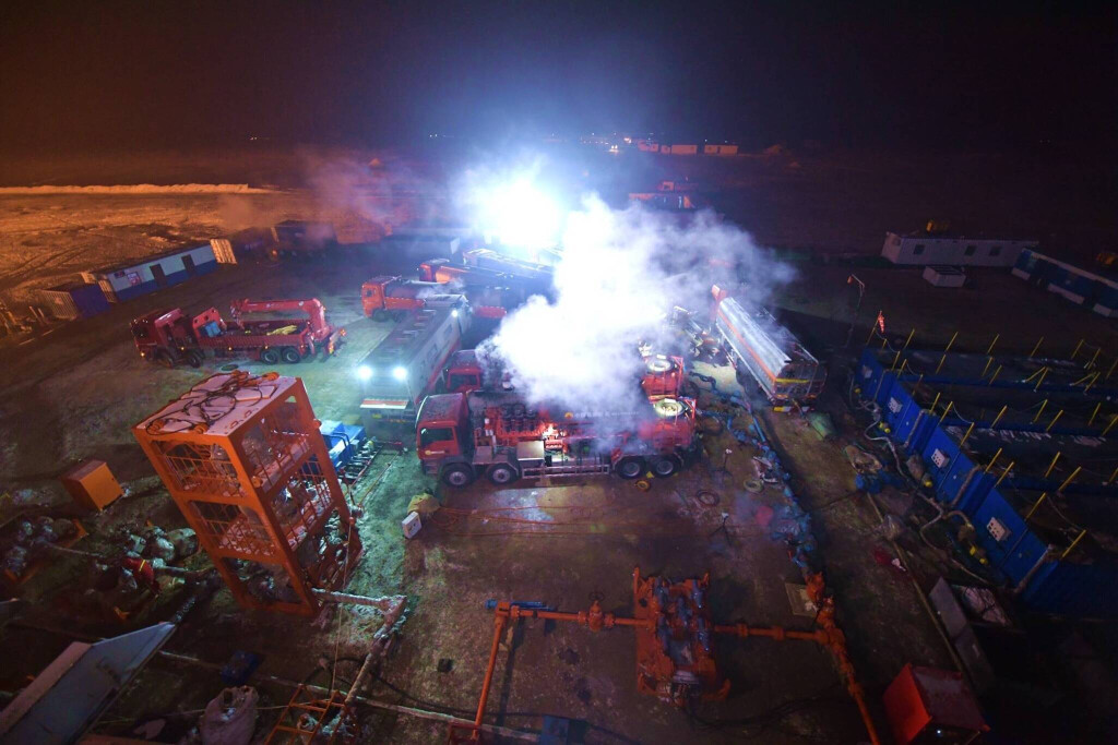HUTUBI, CHINA - DECEMBER 19: Employees work at an exploratory well, with an estimated hundred-billion-cubic-meter natural gas and oil reserves, operated by China National Petroleum Corporation CNPC in the middle of southern margin of Junggar Basin on December 19, 2020 in Hutubi County, Xinjiang Uyghur Autonomous Region of China. PUBLICATIONxINxGERxSUIxAUTxHUNxONLY Copyright: xVCGx CFP111311227425
