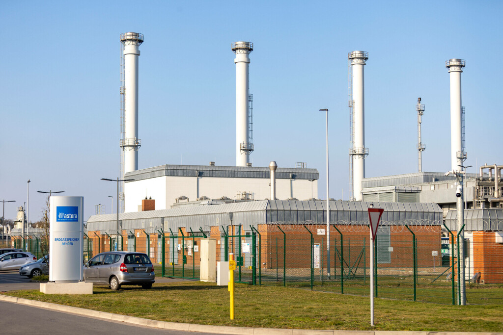 Rehden, Deutschland 24. März 2022: Der Erdgasspeicher in Rehden, astora, ist mit einer Kapazität von 3,9 Milliarden Kubikmetern Erdgas der größte Erdgasspeicher in Westeuropa. Der WINGAS GmbH Speicher Rehden ist eine 100% Tochter von Gazprom. Erdgasspeicher Rehden / Astora Nordrheinwestfalen *** Rehden, Germany 24 March 2022 With a capacity of 3.9 billion cubic meters of natural gas, the natural gas storage facility in Rehden, astora, is the largest natural gas storage facility in Western Europe WINGAS GmbH Speicher Rehden is a wholly owned subsidiary of Gazprom Erdgasspeicher Rehden Astora Nordrheinwestfalen Copyright: xFotostandx/xAndrexHavergox