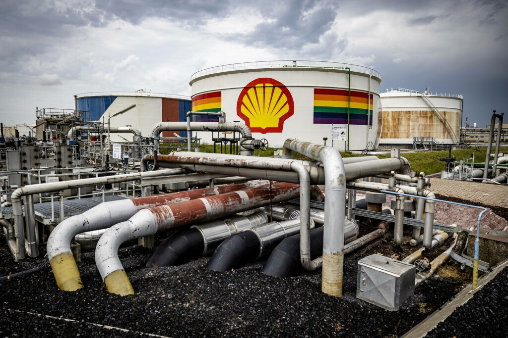 2022-05-16 11:00:44 PERNIS - Storage tanks containing gas oil at Shell s energy and chemical park in Pernis. On the site, among other things, crude oil is processed into usable materials. ANP JEFFREY GREENWEG netherlands out - belgium out *** 2022 05 16 11 00 44 PERNIS Storage tanks containing gas oil at Shell s energy and chemical park in Pernis On the site, among other things, crude oil is processed into usable materials ANP JEFFREY GREENWEG netherlands out belgium out PUBLICATIONxINxGERxSUIxAUTxONLY Copyright: xx x448650692x originalFilename: 448650692.jpg
