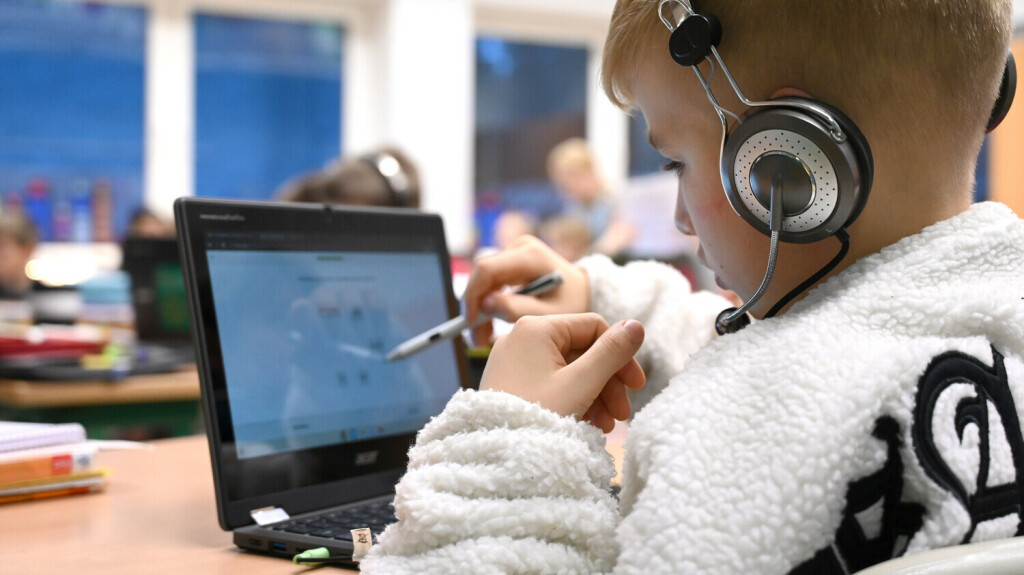 Gesamtschule Weitblick erhaelt Digitalausstattung von Westenergie *** NUR FUeR REDAKTIONELLE ZWECKE *** EDITORIAL USE ONLY ***<p>Schuelerinnen und Schueler arbeiten am Freitag den 02.Dezember 2022, mit Computern im Digitalen Unterricht an der Gesamtschule Weitblick in Isselburg. Die Westenergie hat eine Klasse der Gesamtschule mit Notebooks ausgestattet. Deutschland Isselburg Copyright: ThorstenxLindekamp *** Comprehensive school Vision receives digital equipment from west energy *** ONLY FOR EDITORIAL PURPOSE *** EDITORIAL USE ONLY *** P Schoolgirls and Students Work on Friday the 02 December 2022, with Computers at digital Lessons to the Comprehensive school Vision in Isselburg the west energy has a Class the Comprehensive school wit Copyright: ThorstenxLindekamp doc7nve7y9bsns31loab9b EDITORIAL USE ONLY