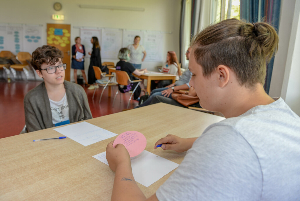Sommerakademie zur Berufsorientierung in der Jugendherberge Essen-Werden *** NUR FUeR REDAKTIONELLE ZWECKE *** EDITORIAL USE ONLY ***<p>Dortmunder Jugendliche machen mit bei der Sommerakademie in der Jugendherberge auf dem Pastoratsberg in Essen-Werden rund ums Thema Berufsorientierung. Auf dem Bild: Anastasia und Felix ueben im Modul Auftreten das Bewerbungsgespraech. Essen Copyright: NadinexPrzystow *** Summer Academy to Vocational orientation in the Youth Hostel Food become *** ONLY FOR EDITORIAL PURPOSE *** EDITORIAL USE ONLY *** P Dortmund Young people make with at the Summer Academy in the Youth Hostel at the pastorate mountain in Food become Around ums Subject Vocational orientation at the Picture Anastasia and Felix Practice at Copyright: NadinexPrzystow doc76fiym1wrdcgmtijwtm EDITORIAL USE ONLY