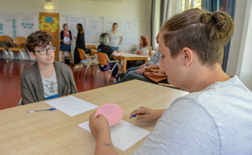 Sommerakademie zur Berufsorientierung in der Jugendherberge Essen-Werden *** NUR FUeR REDAKTIONELLE ZWECKE *** EDITORIAL USE ONLY ***<p>Dortmunder Jugendliche machen mit bei der Sommerakademie in der Jugendherberge auf dem Pastoratsberg in Essen-Werden rund ums Thema Berufsorientierung. Auf dem Bild: Anastasia und Felix ueben im Modul Auftreten das Bewerbungsgespraech. Essen Copyright: NadinexPrzystow *** Summer Academy to Vocational orientation in the Youth Hostel Food become *** ONLY FOR EDITORIAL PURPOSE *** EDITORIAL USE ONLY *** P Dortmund Young people make with at the Summer Academy in the Youth Hostel at the pastorate mountain in Food become Around ums Subject Vocational orientation at the Picture Anastasia and Felix Practice at Copyright: NadinexPrzystow doc76fiym1wrdcgmtijwtm EDITORIAL USE ONLY