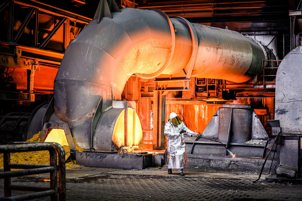 Altmaier bei Thyssenkrupp *** NUR FUeR REDAKTIONELLE ZWECKE *** EDITORIAL USE ONLY ***<p>An einer Giessbuehne am Hochofen 8, ziehen Arbeiter am Freitag 28. August 2020 auf dem Gelaende von ThyssenKrupp Steel am Standort Duisburg Proben aus dem Hochofen. Die Direktreduktionsanlage zur Stahlherstellung des Unternehmens soll zukuenftig mit Wasserstoff klimaneutral betrieben werden. Deutschland NRW Duisburg Copyright: Andrà xHirtz *** Altmaier at ThyssenKrupp *** ONLY FOR EDITORIAL PURPOSE *** EDITORIAL USE ONLY *** P to a Giessbuehne on Blast furnace 8th, pull Workers on Friday 28 August 2020 at the Site from ThyssenKrupp Steel on Location Duisburg Samples from the Blast furnace the direct reduction plant to Steel production of Company shall i Copyright: Andrà xHirtz doc7c31apwti7ohk5ftlnb EDITORIAL USE ONLY