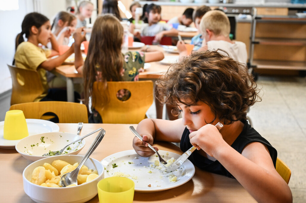 Die Mensa in der Grundschule an der Bergstrasse in Duisburg. *** NUR FUeR REDAKTIONELLE ZWECKE *** EDITORIAL USE ONLY ***<p>Kinder beim Essen in der Mensa in der Grundschule an der Bergstrasse in Duisburg am Dienstag, 23. August 2022. Im Rahmen des offenen Ganztages erhalten die Kinder ein Mittagessen und werden am Nachmittag betreut. Duisburg Copyright: STEFANxAREND *** the Mensa in the Primary school to the Mountain road in Duisburg *** ONLY FOR EDITORIAL PURPOSE *** EDITORIAL USE ONLY *** P Children at Food in the Mensa in the Primary school to the Mountain road in Duisburg on Tuesday, 23 August 2022 at Frame of open full day received the Children a Lunch and become on Afternoon supervised Duisburg Copyright STEFANxAREND Copyright: STEFANxAREND doc7mfj8soif1wzdrqgmpv EDITORIAL USE ONLY
