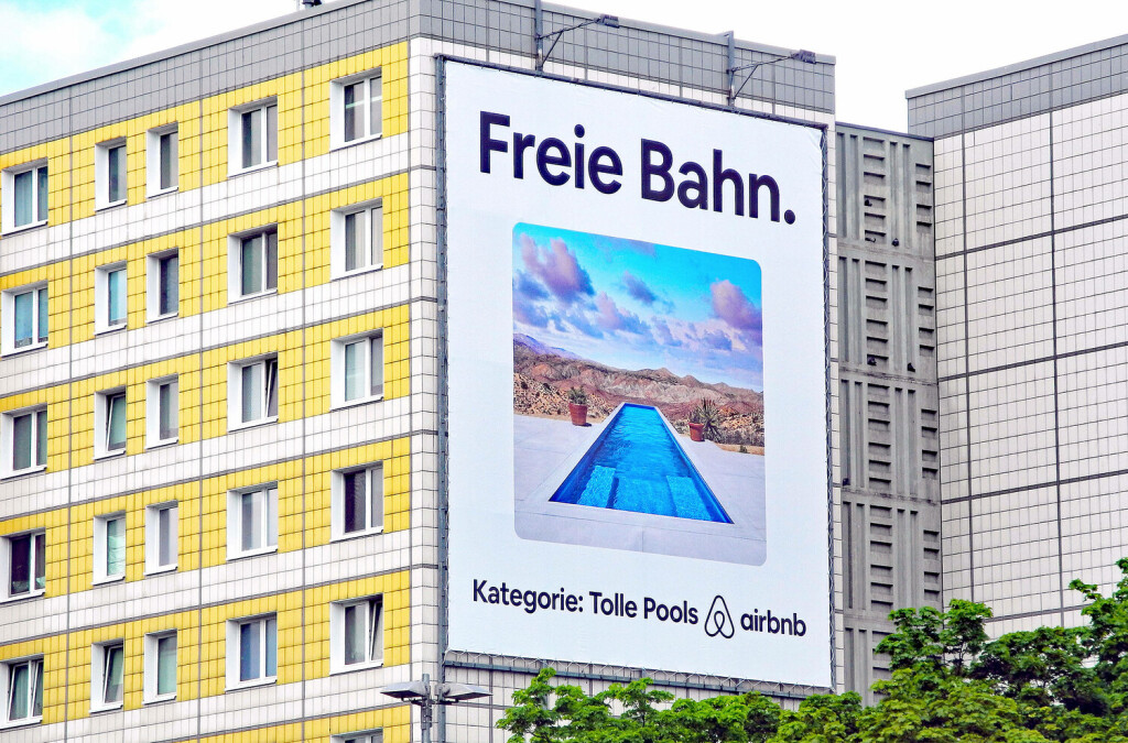 Airbnb Werbeplakat an der Holzmarktstrasse in Berlin Mitte