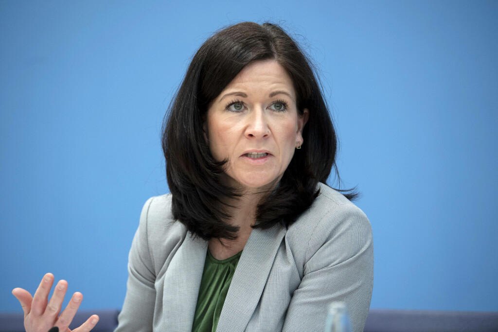 Katharina Guenther-Wuensch, IGLU Grundschul-Lese-Untersuchung DEU, Deutschland, Germany, Berlin, 16.05.2023 Katharina Guenther-Wuensch , Praesidentin der Kultusministerkonferenz KMK und Senatorin fuer Bildung in Berlin waehrend der Bundespressekonferenz zum Thema Veroeffentlichung IGLU/PIRLS 2021 Progress in International Reading Literacy Study Internationale Grundschul-Lese-Untersuchung in Berlin Deutschland Katharina Günther-Wünsch Döring IGLU Studie. en: Katharina Guenther-Wuensch , President of the Conference of Ministers of Education KMK and Senator for Education in Berlin, during the federal press conference on the publication of IGLU/PIRLS 2021 Progress in International Reading Literacy Study International primary school reading s