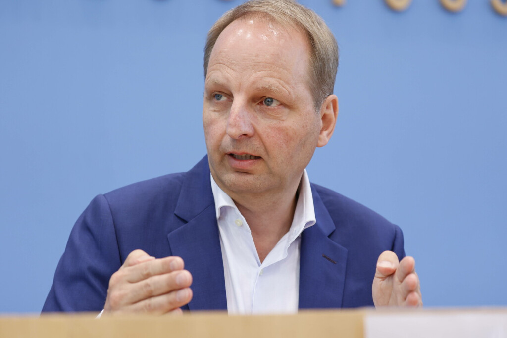 Thomas Heilmann, MdB, CDU/CSU Bundestagsfraktion, Deutschland, Berlin, Bundespressekonferenz, Thema: BVerfG Entscheidung zur 2./3. Lesung des GEG *** Thomas Heilmann, Member of the Bundestag, CDU CSU parliamentary group, Germany, Berlin, Federal Press Conference, Topic BVerfG decision on the 2 3 reading of the GEG
Bild: Imago / Metodi Popow