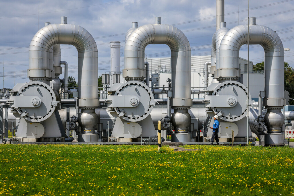 Werne, Nordrhein-Westfalen, Deutschland - Verdichterstation fuer Erdgas und zukünftig auch Wasserstoff. Open Grid Europe wird mit seiner H2-Trainigsstrecke zukünftig Ingenieure und Handwerker zu Experten im Umgang mit Wasserstoff im Ferngasnetz schulen. Die OGE-Verdichterstation in Werne ist die zentrale Drehscheibe im deutschen Erdgasnetz. Mit rund 25 Milliarden Kubikmeter jaehrlich fliesst rund ein Viertel des in Deutschland verbrauchten Erdgases durch die Verdichterstation Werne. Ueber fuenf grosse Eingangsleitungen stroemt das Erdgas aus Norddeutschland, der Nordsee und den Niederlanden in die Station. Nach der Reinigung des Gases erfolgt dessen Verdichtung ueber elf Kompressoren, angetrieben durch Gasturbinen mit einer Gesamtantriebs