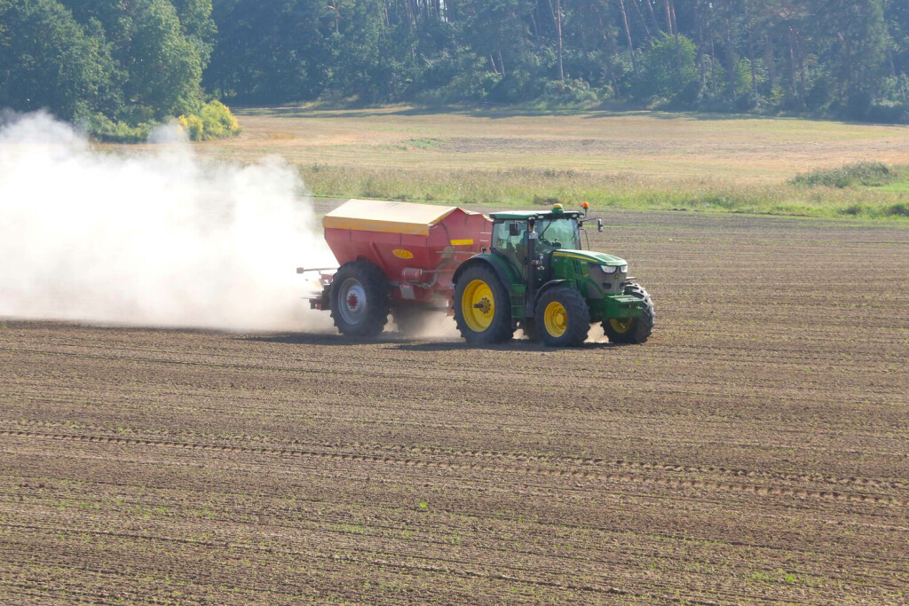 Ein Traktor vom Typ John Deere bringt am Montag 11.09.2023 unweit der Peenestadt Neukalen Landkreis Mecklenburgische Seenplatte mit einem entsprechenden Ackergerät auf einem Flurstück Kunstdünger aus. Um die Düngelandesverordnung gibt es im Nordosten immer wieder Streit. Denn zahlreiche Landwirte befürchten durch die Verordnung erhebliche Ernte- und Einkommensverluste. Dazu sehen sich die hiesigen Bauern mit dem Gesetz gegenüber ihren Berufskollegen in anderen Bundesländern deutlich benachteiligt. Nach diesem dürfen die Ackerbaubetriebe in MV nur noch 80 Prozent des erforderlichen Düngers ausbringen. Und das sorgt noch immer für Unmut. Schließlich benötigt man für die Herstellung bestimmter Lebensmittel Qualitätsweizen. Doch dieser läss