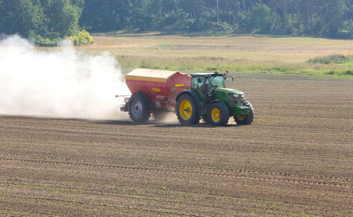 Ein Traktor vom Typ John Deere bringt am Montag 11.09.2023 unweit der Peenestadt Neukalen Landkreis Mecklenburgische Seenplatte mit einem entsprechenden Ackergerät auf einem Flurstück Kunstdünger aus. Um die Düngelandesverordnung gibt es im Nordosten immer wieder Streit. Denn zahlreiche Landwirte befürchten durch die Verordnung erhebliche Ernte- und Einkommensverluste. Dazu sehen sich die hiesigen Bauern mit dem Gesetz gegenüber ihren Berufskollegen in anderen Bundesländern deutlich benachteiligt. Nach diesem dürfen die Ackerbaubetriebe in MV nur noch 80 Prozent des erforderlichen Düngers ausbringen. Und das sorgt noch immer für Unmut. Schließlich benötigt man für die Herstellung bestimmter Lebensmittel Qualitätsweizen. Doch dieser läss