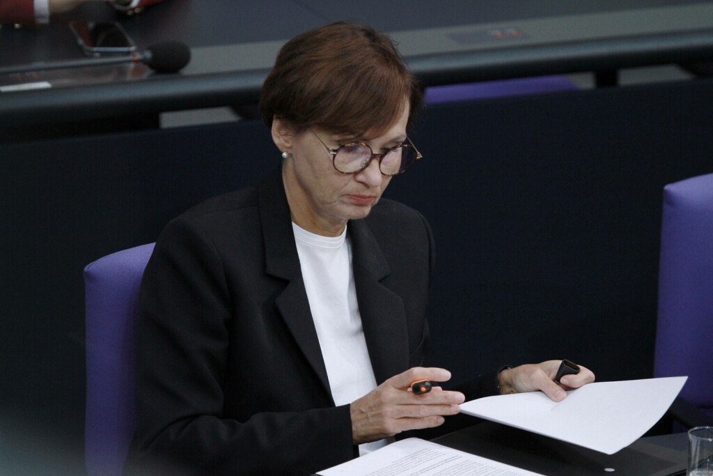 Berlin, Deutschland, 22.09.2023: Sitzungswoche im Deutschen Bundestag Bettina Stark-Watzinger, FDP, sortiert auf der Regierungsbank ihre Unterlagen und Dokumente *** Berlin, Germany, 22 09 2023 Session week at Germans Bundestag Bettina strong Watzinger, FDP, sorted at the Government Bank their Documents and Documents Copyright: xdtsxNachrichtenagenturx dts_22867