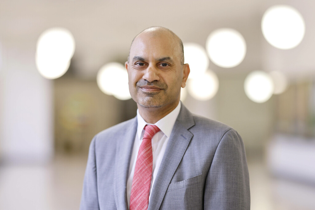 Professor Joybrato Mukherjee, neuer Rektor der Universität zu Köln, am Tag der Erstsemesterbegrüßung zum Wintersemester 2023/24 an der Uni Köln. Köln, 09.10.2023 NRW Deutschland *** Professor Joybrato Mukherjee, new rector of the University of Cologne, on the day of the first semester welcome for the winter semester 2023 24 at the University of Cologne Cologne, 09 10 2023 NRW Germany Copyright: xChristophxHardtx