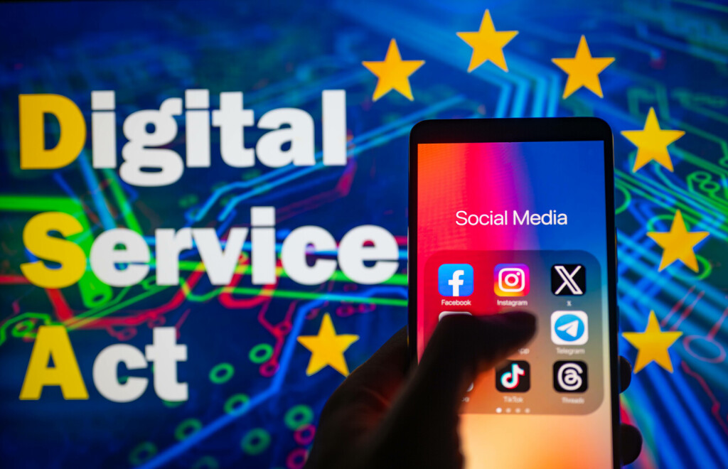 EU - Social Media - Disinformation- Photo Illustration Social media icons logo displayed on a smartphone with European Commission Digital Service Act on screen seen in the background, in this photo illustration. On 19 October 2023, in Brussels, Belgium. Jonathan Raa / Nurphoto Brussels Belgium PUBLICATIONxNOTxINxFRA Copyright: xJonathanxRaax originalFilename: raa-eusocial231019_npYG3.jpg