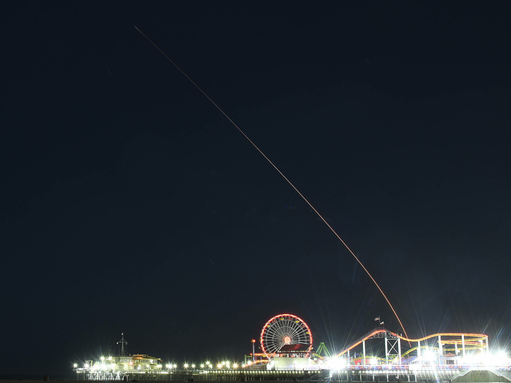 A SpaceX Falcon 9 streak over the Santa Monica pier from Vandenberg Space Force Base 2 a.m. Sunday, Oct 29, 2023. This is one of two missions SpaceX is planning from California and Florida carrying a batch of second-generation Starlink satellites sene from Santa Monica CA/USA. Santa Monica USA - ZUMAbl1_ 20231029_zaf_bl1_005 Copyright: xGenexBlevinsx