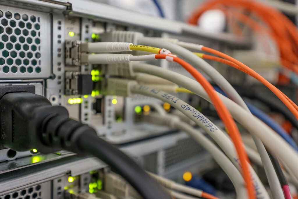 Symbolbild zum Thema IT, Hacker-Angriffe. Netzwerkverteiler, Glasfaserkabel IT am 30.10.2023 in Siegen/Deutschland. *** Symbolic image on the subject of IT, hacker attacks network distributor, fiber optic cable IT on 30 10 2023 in Siegen Germany