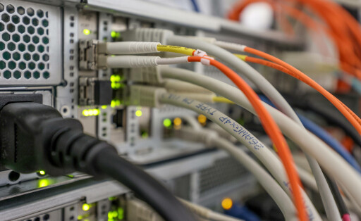 Symbolbild zum Thema IT, Hacker-Angriffe. Netzwerkverteiler, Glasfaserkabel IT am 30.10.2023 in Siegen/Deutschland. *** Symbolic image on the subject of IT, hacker attacks network distributor, fiber optic cable IT on 30 10 2023 in Siegen Germany