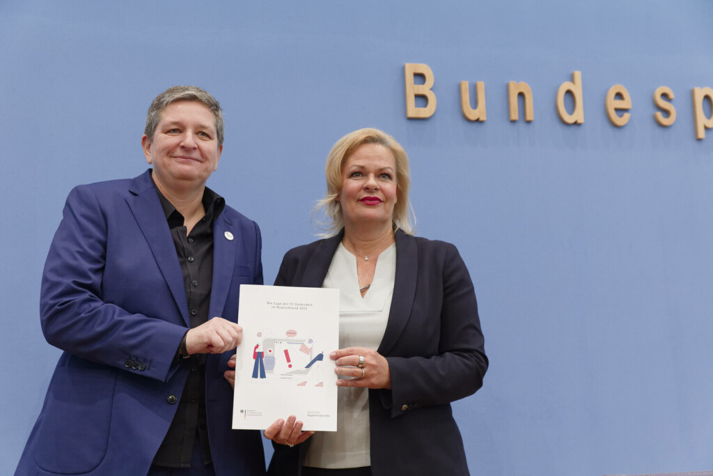 Bericht IT-Sicherheit in Deutschland vorgestellt 2023-11-02 - Deutschland, Berlin - Bundespressekonferenz: Vorstellung des BSI-Lageberichts 2023. Im Bild Claudia Plattner, Präsidentin des Bundesamts für Sicherheit in der Informationstechnik BSI, und Nancy Faeser SPD, Bundesministerin des Inneren und für Heimat. *** Report IT Security in Germany presented 2023 11 02 Germany, Berlin Federal Press Conference Presentation of the BSI Situation Report 2023 In picture Claudia Plattner, President of the Federal Office for Information Security BSI , and Nancy Faeser SPD , Federal Minister of the Interior and for Home Affairs