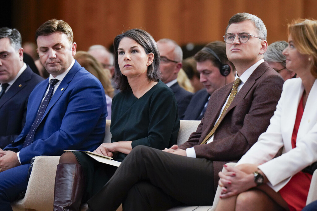 Europakonferenz im Auswärtigen Amt Europakonferenz im Auswärtigen Amt: A larger, stronger Union: Making the European Union fit for enlargement and future members fit for accession , in der Mitte Dmytro Kuleba, Außenminister der Ukraine, Annalena Baerbock, Bundesaußenministerin Berlin Berlin GER *** European Conference at the Federal Foreign Office European Conference at the Federal Foreign Office A larger, stronger Union Making the European Union fit for enlargement and future members fit for accession , in the middle Dmytro Kuleba, Foreign Minister of Ukraine, Annalena Baerbock, Federal Foreign Minister Berlin Berlin GER
