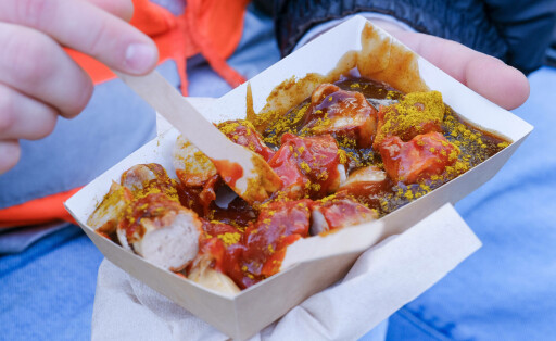 Düsseldorf 03.11.2023 Currywurst Junkfood ungesunde Ernährung Mittagssnack Transfette Gastronomie Imbissbude Schnellrestaurant Pappschale Verpackungspfand Pfandpflicht Düsseldorf Nordrhein-Westfalen Deutschland *** Düsseldorf 03 11 2023 Currywurst junk food unhealthy diet lunch snack trans fats gastronomy snack bar fast food restaurant cardboard tray mandatory packaging deposit Düsseldorf North Rhine-Westphalia Germany