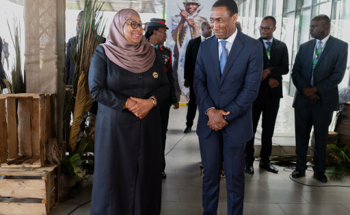 Tansanias Präsidentin Samia Suluhu Hassan, erwartet zusammen mit dem Chief of Protocol, Herrn Mkuu Wa Itifaki, die Ankunft von Bundespräsident Frank-Walter Steinmeier im State House in Daressalam.