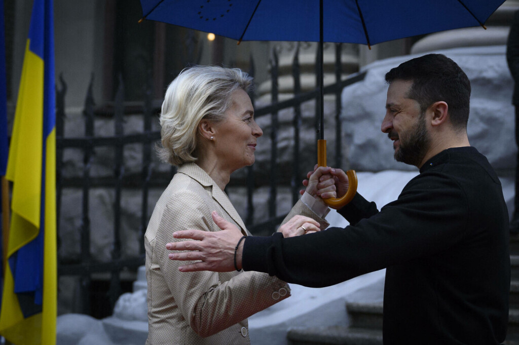 La prà sidente de la Commission europà enne Ursula von der Leyen et le prà sident ukrainien Volodymyr Zelenskyy tiennent