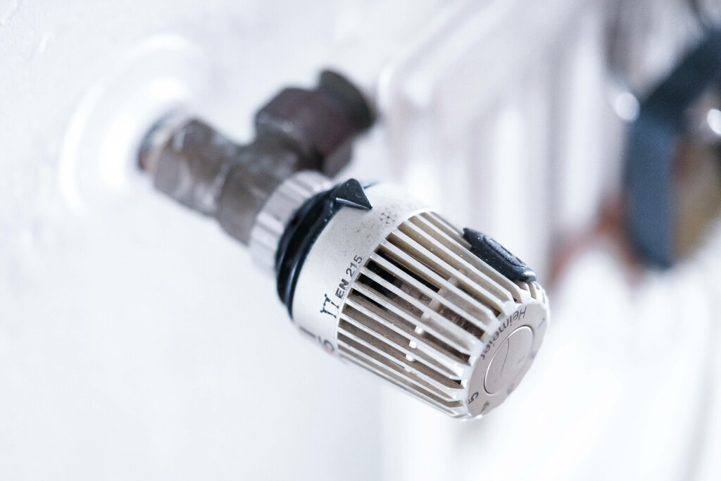 Düsseldorf 05.11.2023 Heizkosten Heizung Heizungskosten Miete Mietkosten Mietnebenkosten Nebenkosten Heizen Thermostat Wärme Kälte Wohnen Wohnung Erdöl Erdgas Mieterhöhung Wohnfläche Energiebedarf Heizkostenabrechnung Heizperiode Gebäude Heizkörper Heizungsanlage Heizgas Gaspreis Betriebskosten Finanzamt Steuererklärung Betriebsausgaben Werbungskosten Heizungsthermostat Temperatur Temperaturregler Heizungsregler CO2 Steuer Aufschlag Heizkostenabgabe Klimaschutzgesetz CO2-Abgabe CO2-Preis energetische Sanierung Bundesumweltministerium Mieter Vermieter Ukraine Krise Konflikt Putin Russland Krieg Grundsicherung Jobcenter Hartz-IV-Empfänger Stromkosten Energiepreispauschale Energiekostenpauschale Modernisierung Heizkessel Gaspreise G
