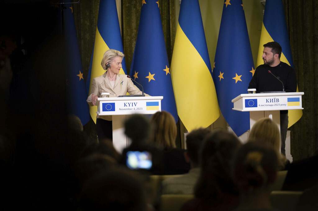 November 4, 2023, Kyiv, Ukraine: European Commission President Ursula von der Leyen, left, and Ukrainian President Volodymyr Zelenskyy, right, listen to a question during a joint press conference at the Mariinsky Palace, November 4, 2023 in Kyiv, Ukraine. Kyiv Ukraine - ZUMAp138 20231104_zaa_p138_017 Copyright: xUkrainexPresidency/UkrainianxPrex