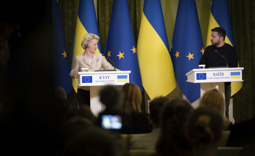 November 4, 2023, Kyiv, Ukraine: European Commission President Ursula von der Leyen, left, and Ukrainian President Volodymyr Zelenskyy, right, listen to a question during a joint press conference at the Mariinsky Palace, November 4, 2023 in Kyiv, Ukraine. Kyiv Ukraine - ZUMAp138 20231104_zaa_p138_017 Copyright: xUkrainexPresidency/UkrainianxPrex