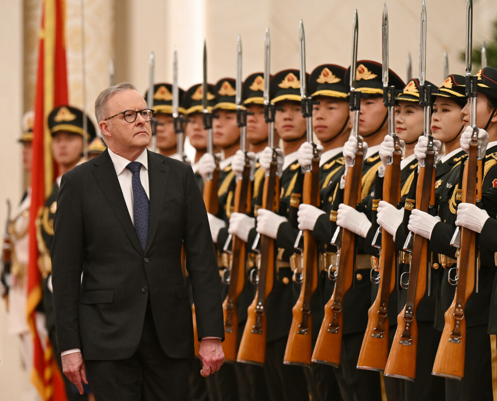 ANTHONY ALBANESE CHINA TOUR, Prime Minister Anthony Albanese right arrives to a Ceremonial Welcome with Chinese Premier Li Qiang left at the Great Hall of the People in Beijing, China, Tuesday, November 7, 2023. The Prime Ministers meeting with Premier Li will conclude the first visit to the Asian nation by a sitting prime minister since 2016.  ACHTUNG: NUR REDAKTIONELLE NUTZUNG, KEINE ARCHIVIERUNG UND KEINE BUCHNUTZUNG CHINA PUBLICATIONxNOTxINxAUSxNZLxPNGxFIJxVANxSOLxTGA Copyright: xLUKASxCOCHx 20231107001862159748