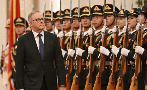 ANTHONY ALBANESE CHINA TOUR, Prime Minister Anthony Albanese right arrives to a Ceremonial Welcome with Chinese Premier Li Qiang left at the Great Hall of the People in Beijing, China, Tuesday, November 7, 2023. The Prime Ministers meeting with Premier Li will conclude the first visit to the Asian nation by a sitting prime minister since 2016. ACHTUNG: NUR REDAKTIONELLE NUTZUNG, KEINE ARCHIVIERUNG UND KEINE BUCHNUTZUNG CHINA PUBLICATIONxNOTxINxAUSxNZLxPNGxFIJxVANxSOLxTGA Copyright: xLUKASxCOCHx 20231107001862159748