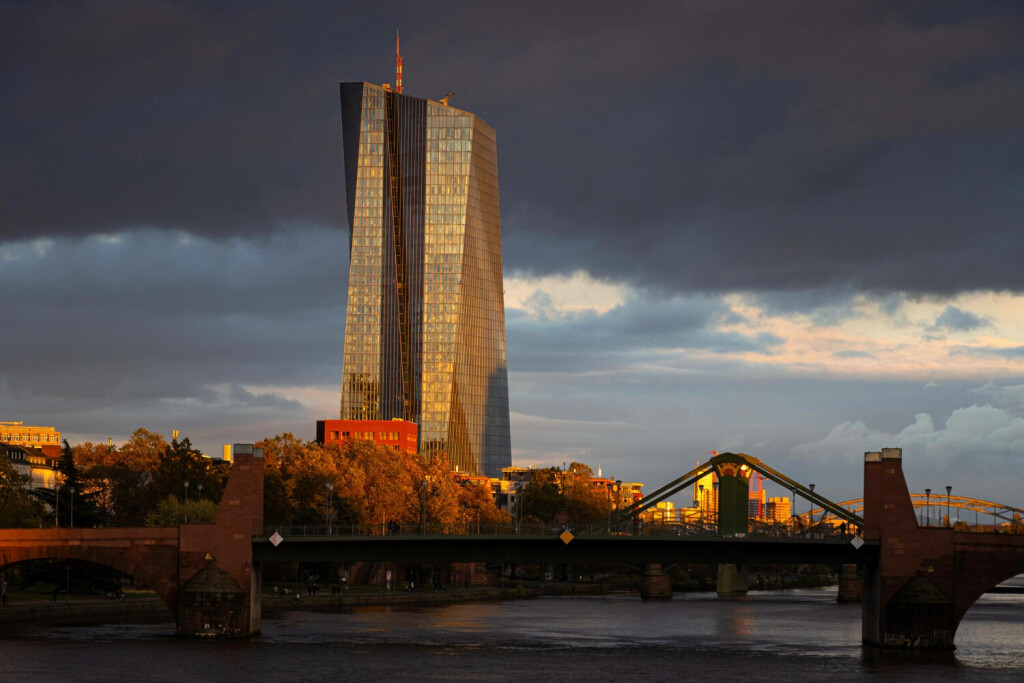 Dunkle Wolken ziehen über die Europäische Zentralbank EZB hinweg, die vom letzten Sonnenlicht des Tages angestrahlt wird., Frankfurt am Main, Hessen, Deutschland, Europa *** dark Clouds pull via the European Central Bank ECB away, the from last Sunlight of Day illuminated will , Frankfurt on Main, Hesse, Germany, Europe Copyright: imageBROKER/FlorianxGaul iblgau09817780.jpg Bitte beachten Sie die gesetzlichen Bestimmungen des deutschen Urheberrechtes hinsichtlich der Namensnennung des Fotografen im direkten Umfeld der Veröffentlichung