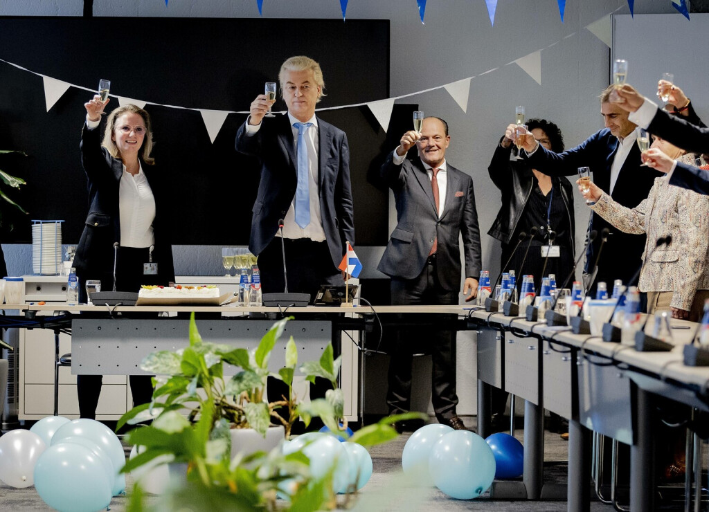 Parteichef Geert Wilders von der PVV einen Tag nach den Wahlen zur Abgeordnetenkammer. Wilders ist der Meinung, dass die PVV nach dem Mega-Sieg bei den Repräsentantenhauswahlen nicht mehr ignoriert werden kann. Repräsentantenhauswahlen nicht mehr ignoriert werden. Er fordert die anderen Parteien auf, zusammenzuarbeiten und über ihren eigenen Schatten zu springen.