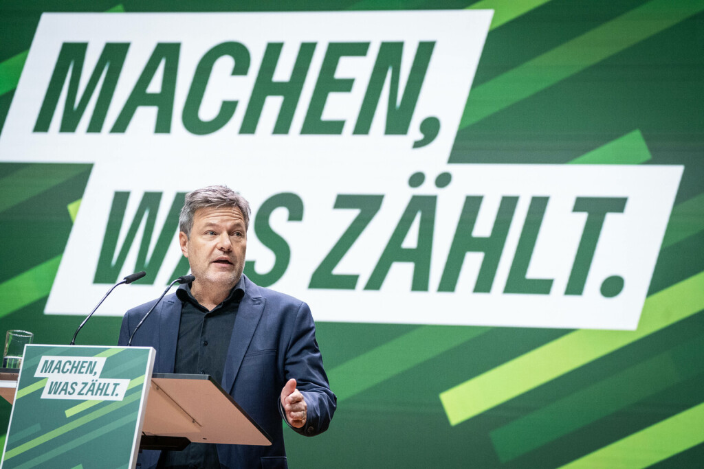 Robert Habeck, Bundeswirtschaftsminister, hält eine Rede am ersten Abend des Parteitags.