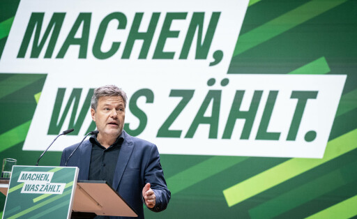 Robert Habeck, Bundeswirtschaftsminister, hält eine Rede am ersten Abend des Parteitags.